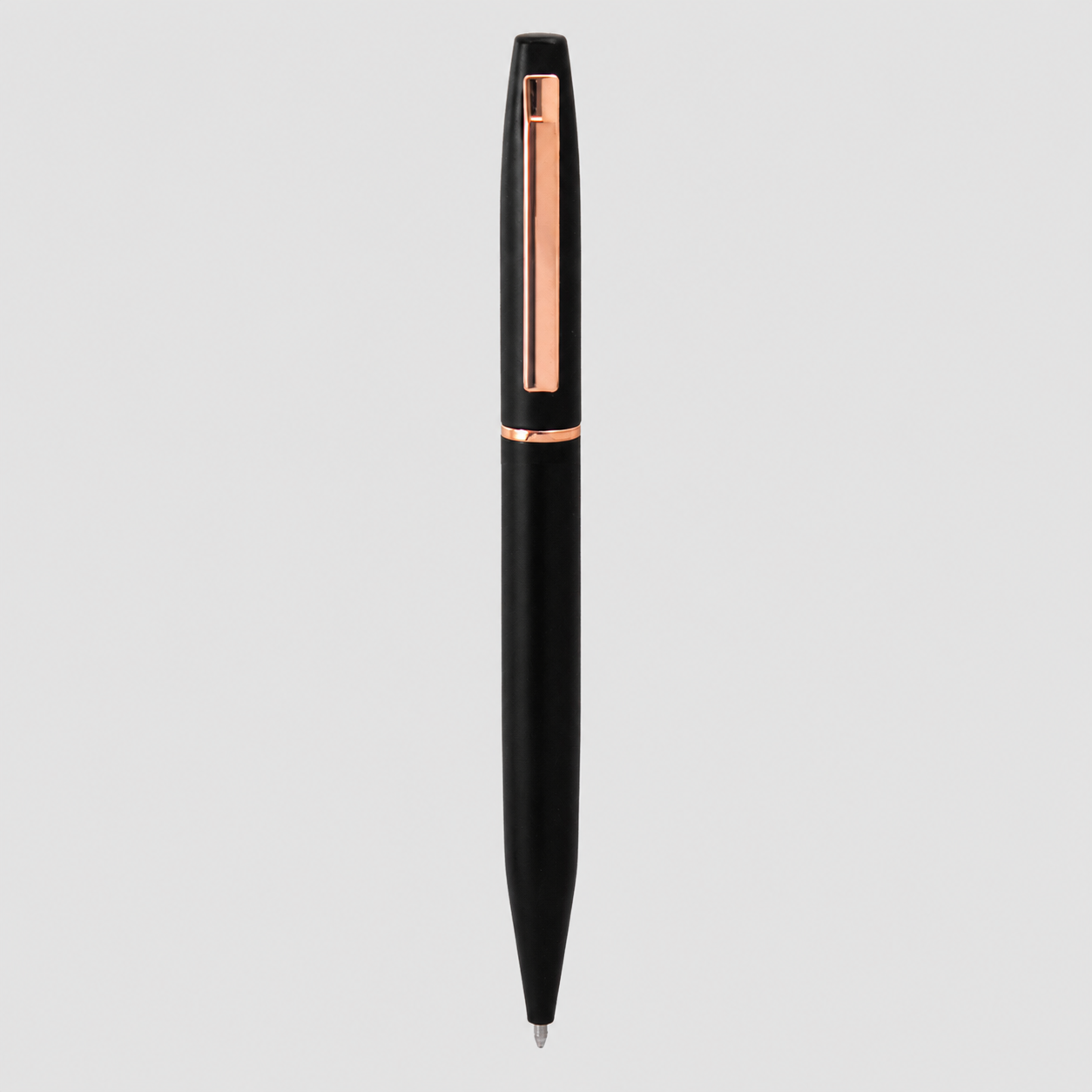 Descubre el bolígrafo Mindy: diseño premium en aluminio reciclado negro mate y elegantes detalles en  cobre/oro rosa. Apertura giratoria suave y presentación en caja de regalo negra. ¡El regalo corporativo sostenible perfecto!