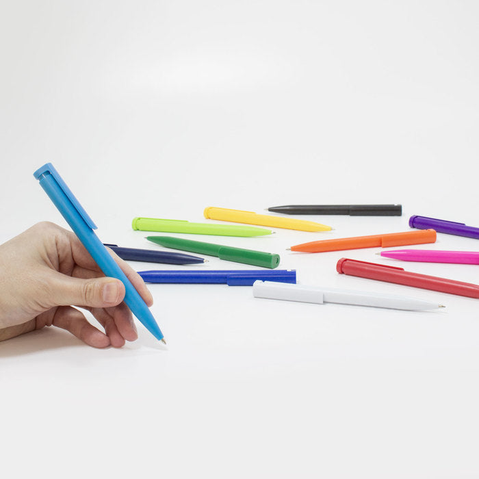 Bolígrafo retráctil. Cuerpo plástico de diferentes colores. Tinta negra. Sistema de botón push para destapar. Con logo impreso. Pedido mínimo: 1.000 unidades.