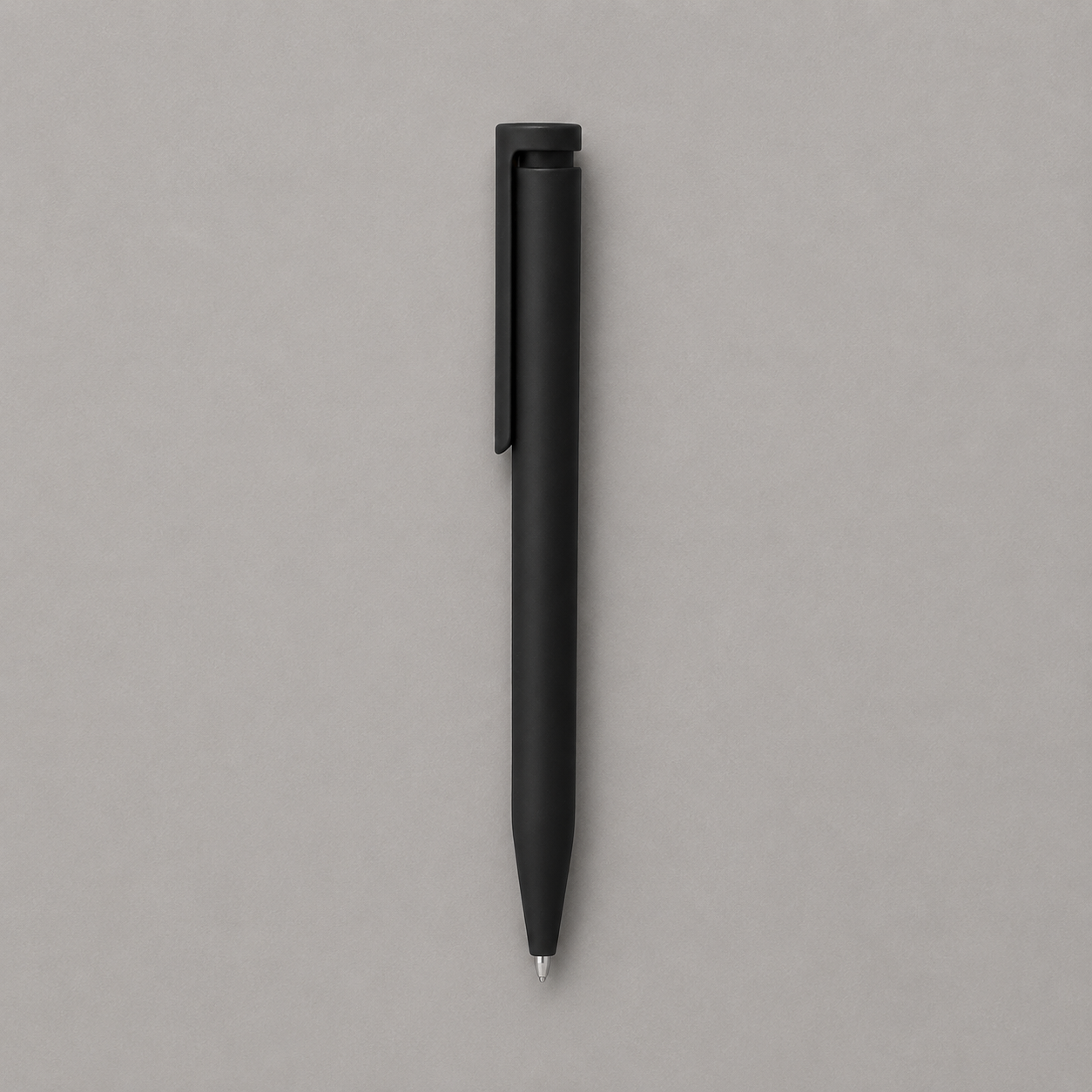Bolígrafo retráctil. Cuerpo plástico de diferentes colores. Tinta negra. Sistema de botón push para destapar. Con logo impreso. Pedido mínimo: 1.000 unidades.