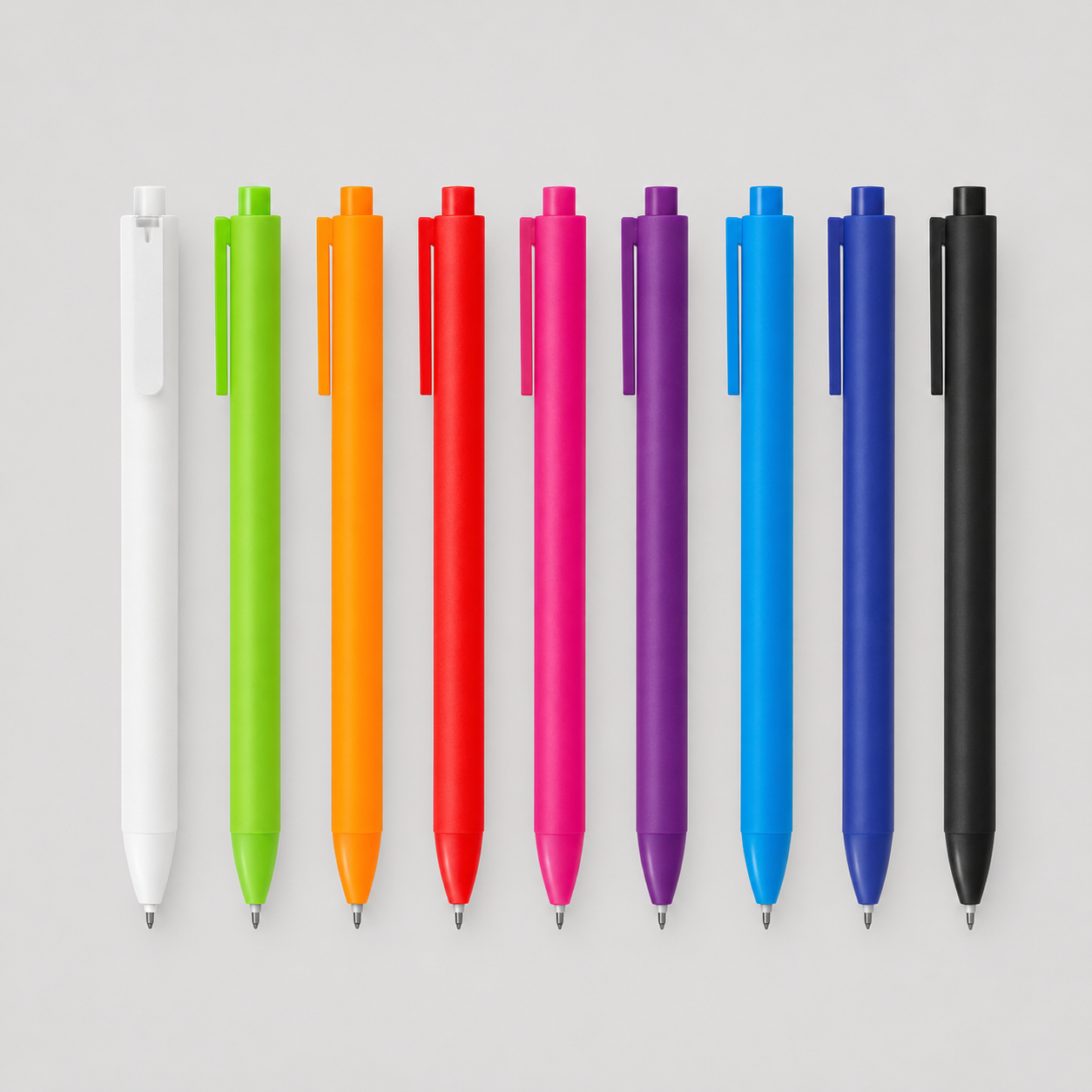 Bolígrafo retráctil con tinta gel para escritura ultra suave. Cuerpo mate, clip translúcido y detalles brillantes a tono. ¡Disponible en una amplia gama de tonos para adaptarse a tu estilo o marca.