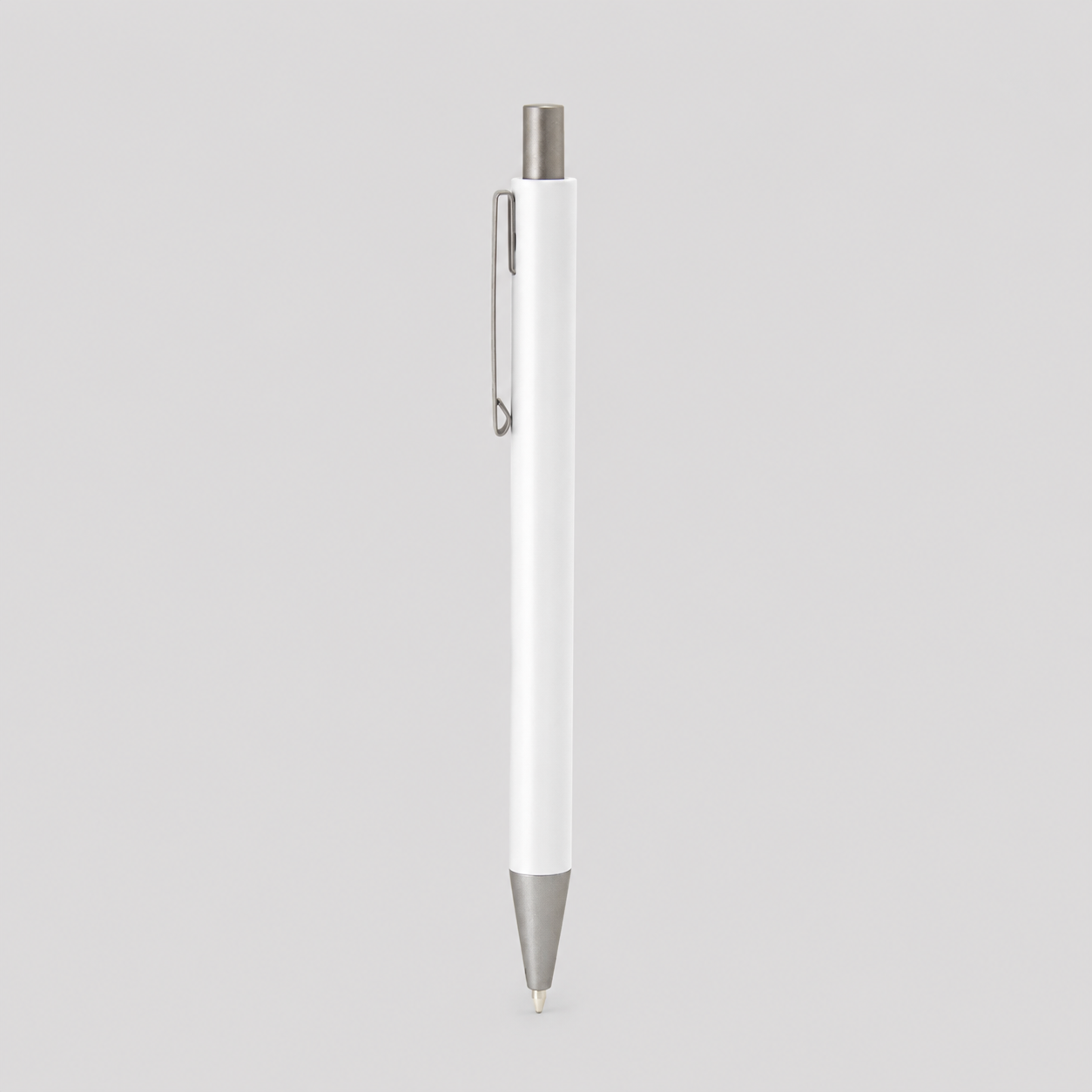 Este bolígrafo metálico combina la durabilidad y el peso de un instrumento de escritura de alta gama, moderno y minimalista. El acabado mate del cuerpo contrasta perfectamente con los detalles en gris gun metal, creando una estética sobria y sofisticada. Disponible en 5 colores.