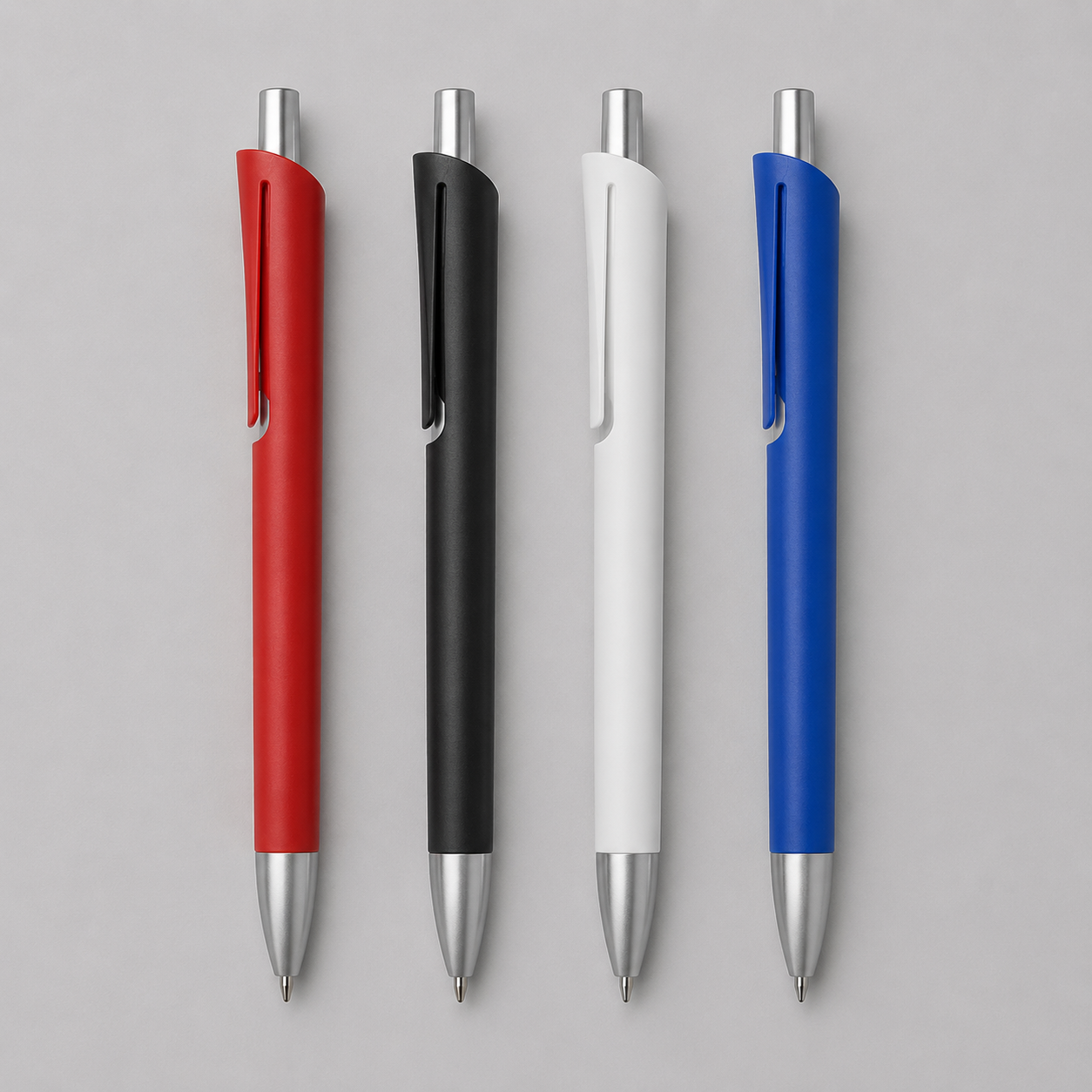 Bolígrafo con cuerpo plástico de color, botón pulsador y punta color plata. Tinta azul. Con logo impreso. Pedido mínimo: 1.000 unidades.