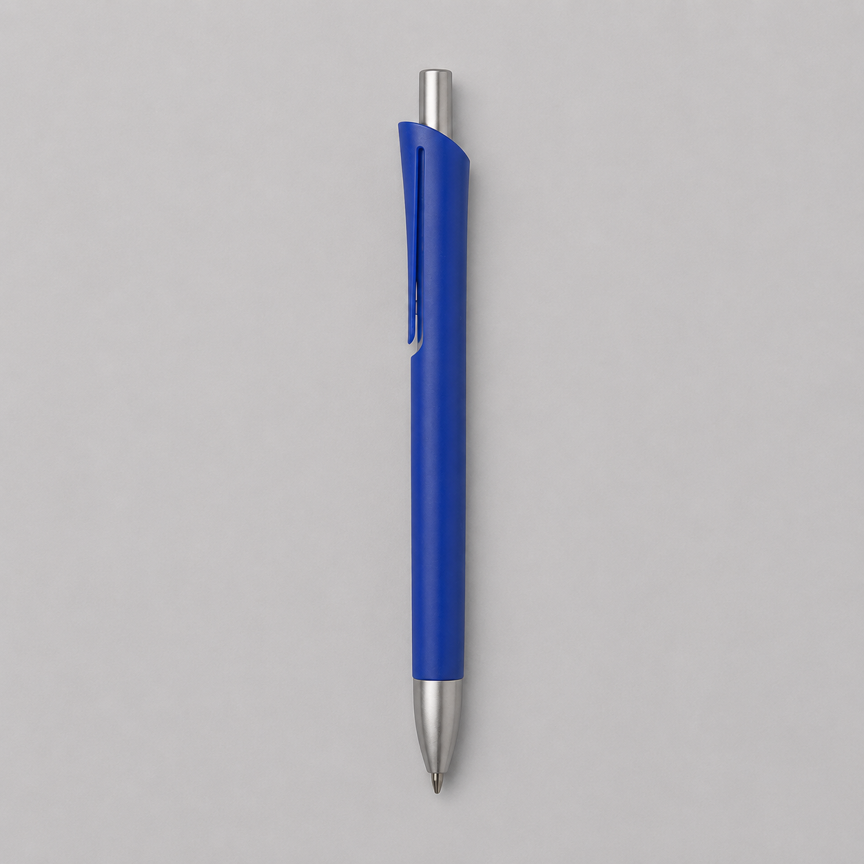 Bolígrafo con cuerpo plástico de color, botón pulsador y punta color plata. Tinta azul. Con logo impreso. Pedido mínimo: 1.000 unidades.