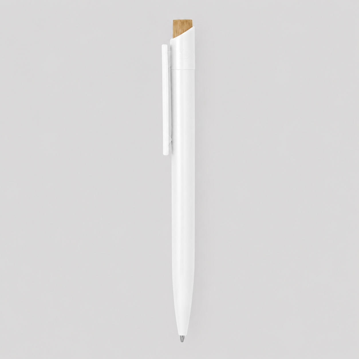 Bolígrafo retráctil con clip a tono y pulsador de bambú natural. Combina estilo y conciencia ecológica. Disponible en varios colores. Pedido mínimo: 200 unidades.