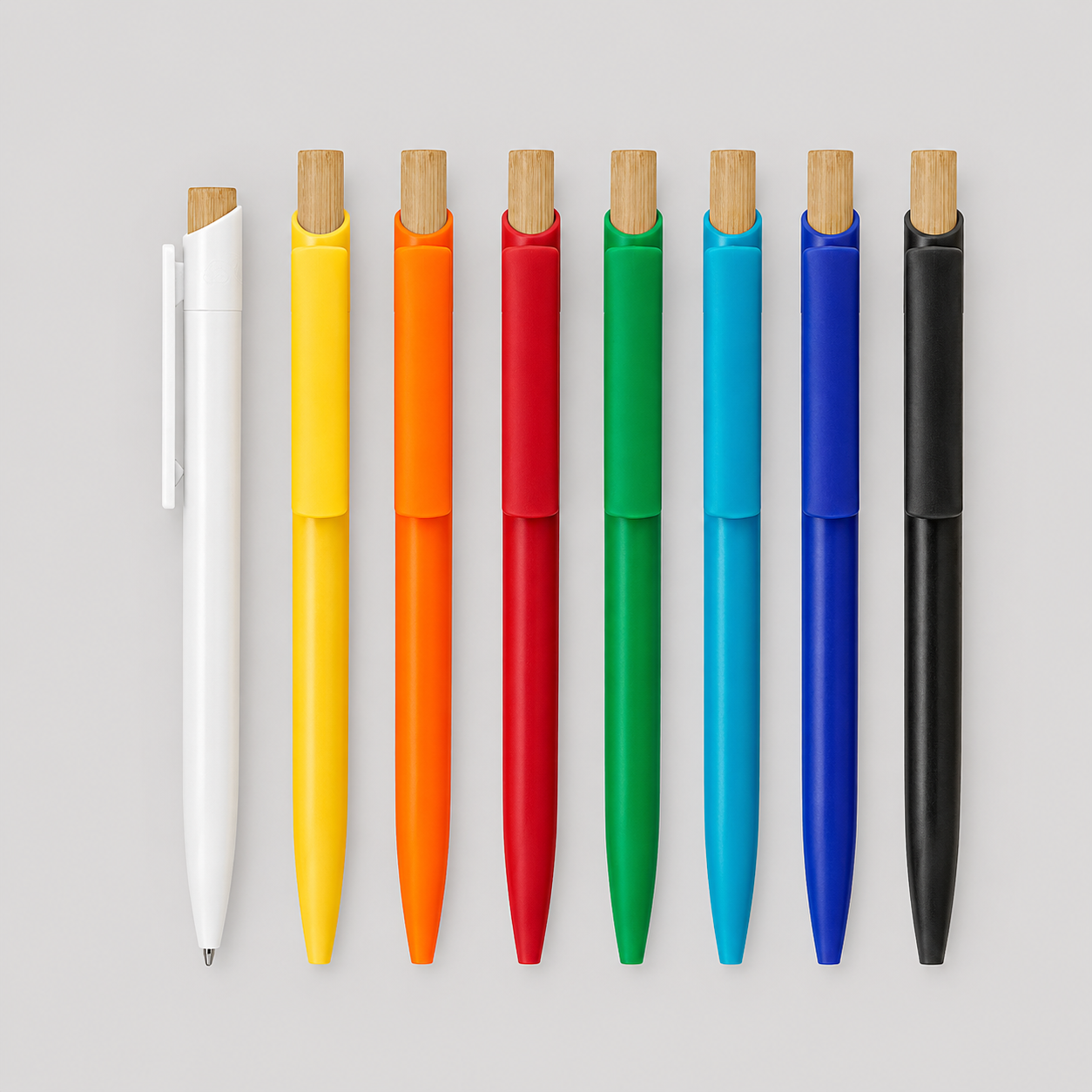 Bolígrafo retráctil con clip a tono y pulsador de bambú natural. Combina estilo y conciencia ecológica. Disponible en varios colores. Pedido mínimo: 200 unidades.
