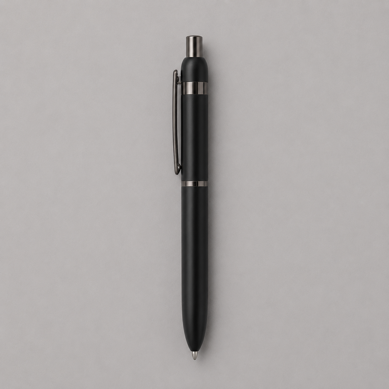 Bolígrafo Silverfield retráctil de metal con tinta azul. Presentación en estuche con cierre magnético. Ideal para merchandising con logo. Mínimo 200 unidades.