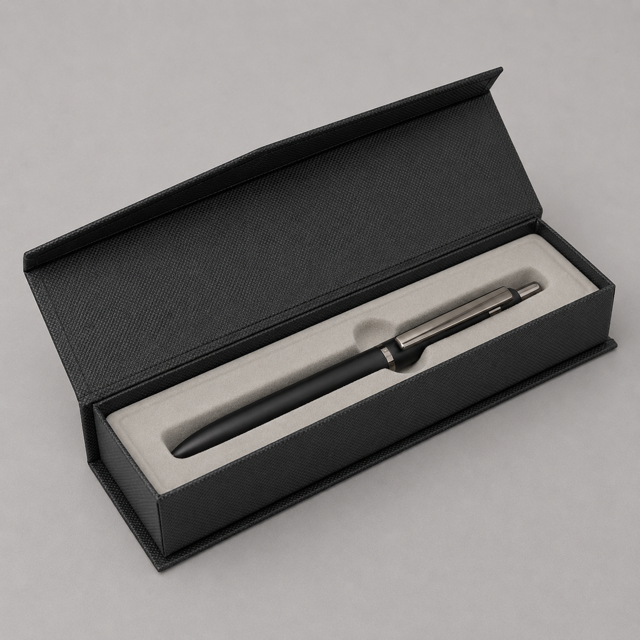 Bolígrafo Silverfield retráctil de metal con tinta azul. Presentación en estuche con cierre magnético. Ideal para merchandising con logo. Mínimo 200 unidades.