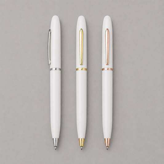 Fino bolígrafo metálico blanco modelo «Trooper», con terminales metálicos. Diseño simple y moderno. Escritura negra. Con logo impreso o grabado. Pedido mínimo: 200 unidades.