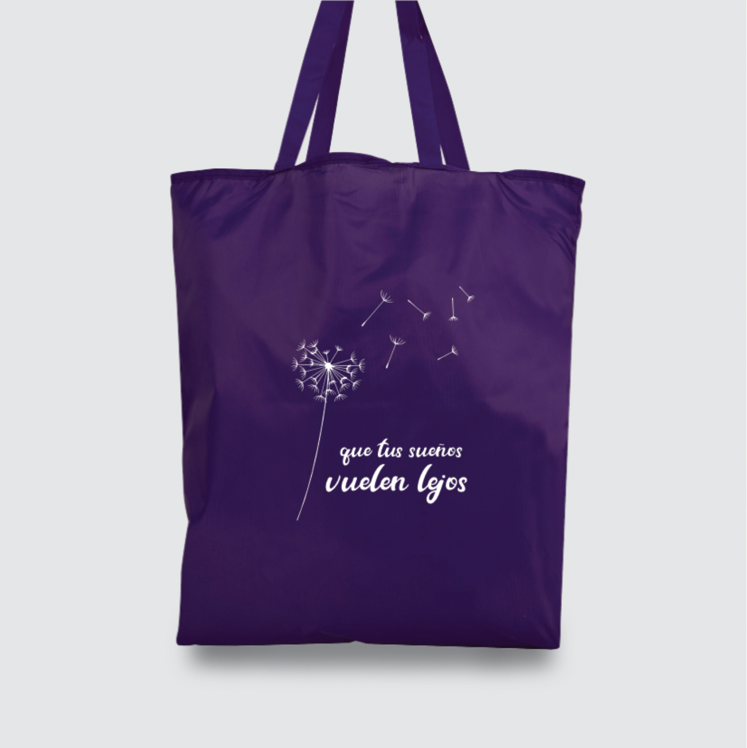 Bolsa plegable de tela reciclada morada para el Día de la Mujer. Diseño alusivo impreso a un color. Un accesorio práctico, sostenible y con propósito. ¡El regalo eco-friendly perfecto para el 8M!