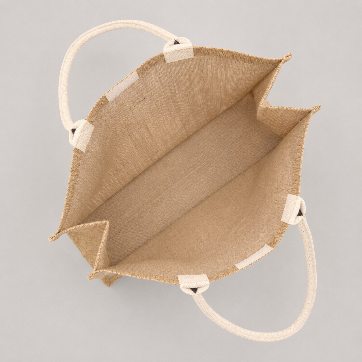 Bolsa de yute laminado con bolsillo frontal de algodón, cierre de velcro y capacidad de 24 litros. Un regalo corporativo ecológico, resistente y personalizable con logo.