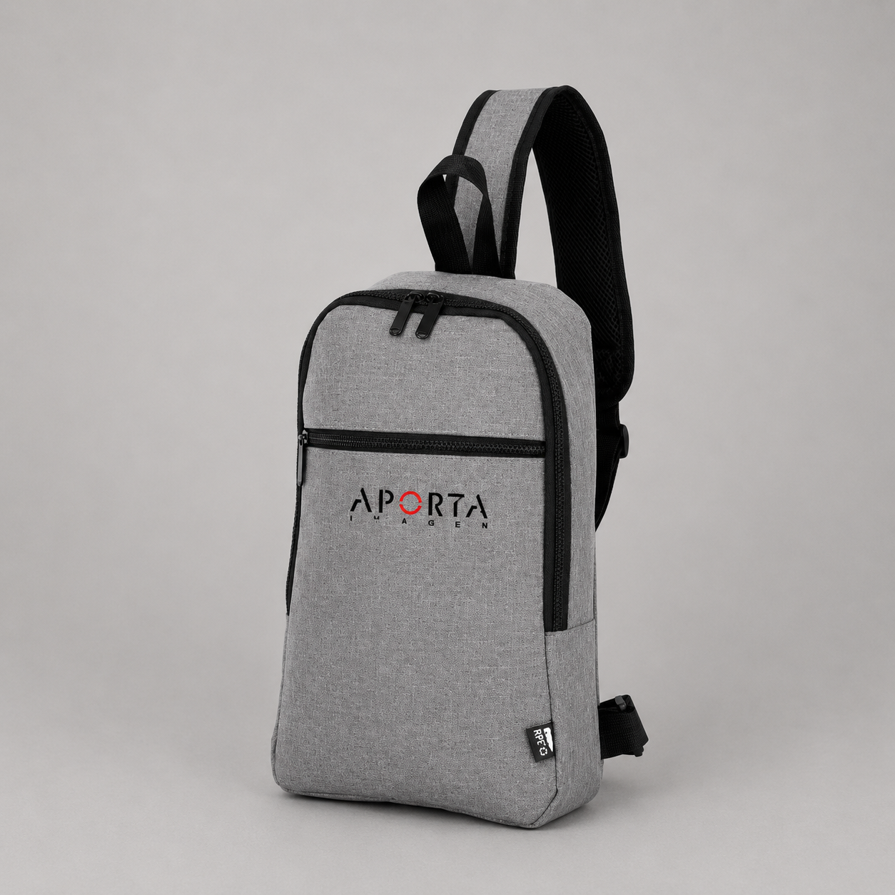 Bolso bandolera de un hombro con compartimentos organizadores, respaldo acolchado y tela fabricada con plástico reciclado. Personalizable con logo corporativo.