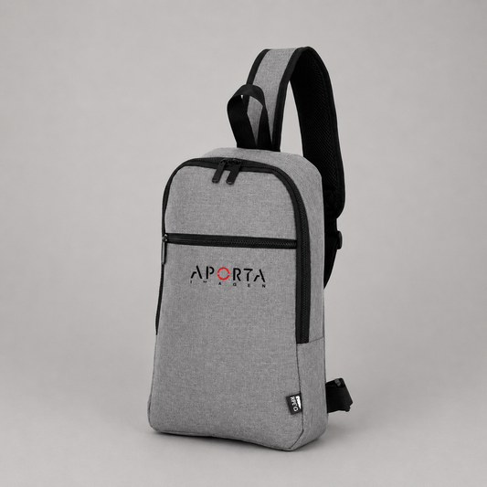 Bolso bandolera de un hombro con compartimentos organizadores, respaldo acolchado y tela fabricada con plástico reciclado. Personalizable con logo corporativo.