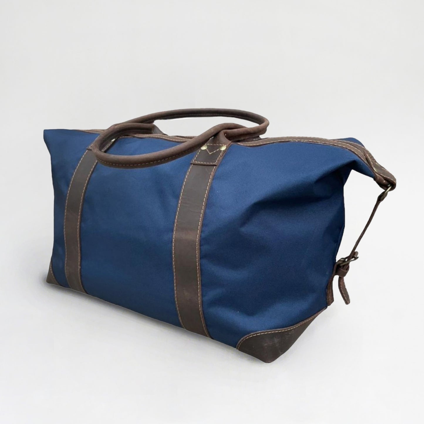Bolso de tela con aplicación en cuero y doble manilla. 48x32x18 cm. Versátil para viajes y uso diario. Regalo corporativo premium.
