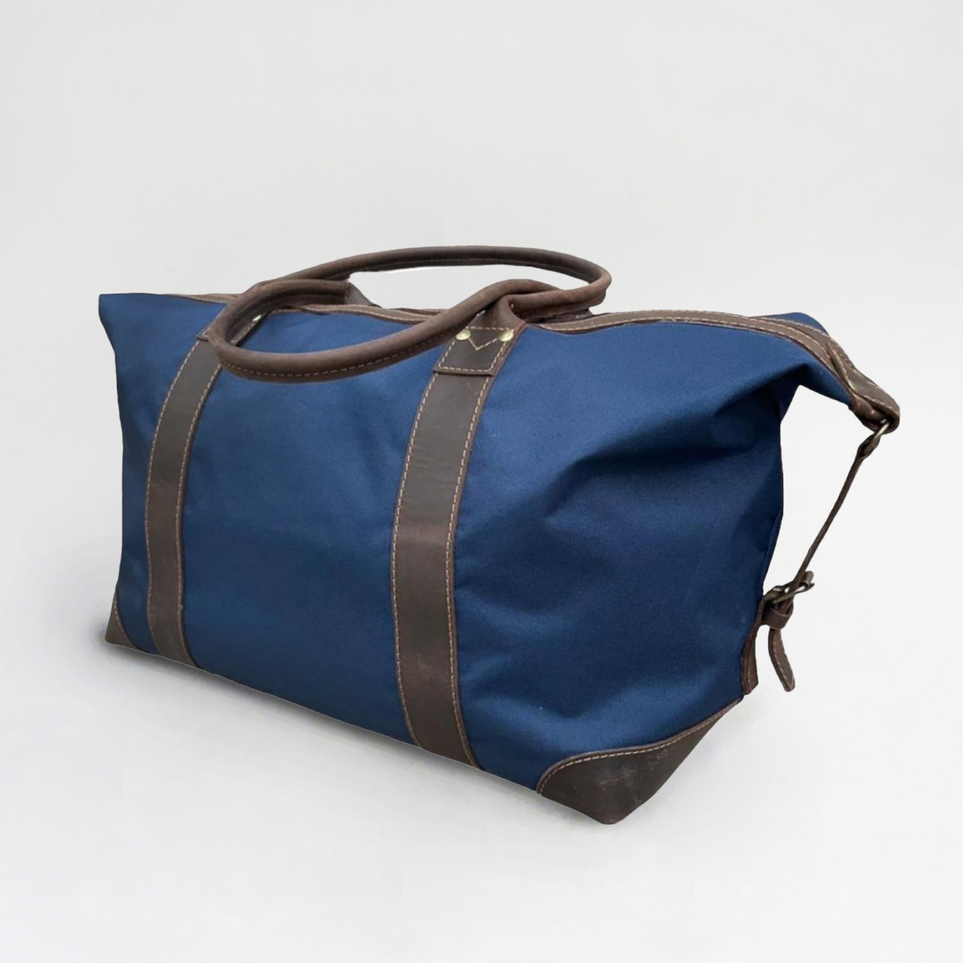Bolso de tela con aplicación en cuero y doble manilla. 48x32x18 cm. Versátil para viajes y uso diario. Regalo corporativo premium.