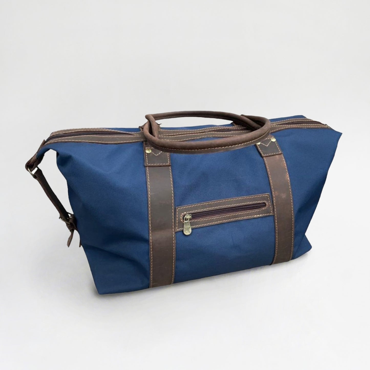 Bolso de tela con aplicación en cuero y doble manilla. 48x32x18 cm. Versátil para viajes y uso diario. Regalo corporativo premium.