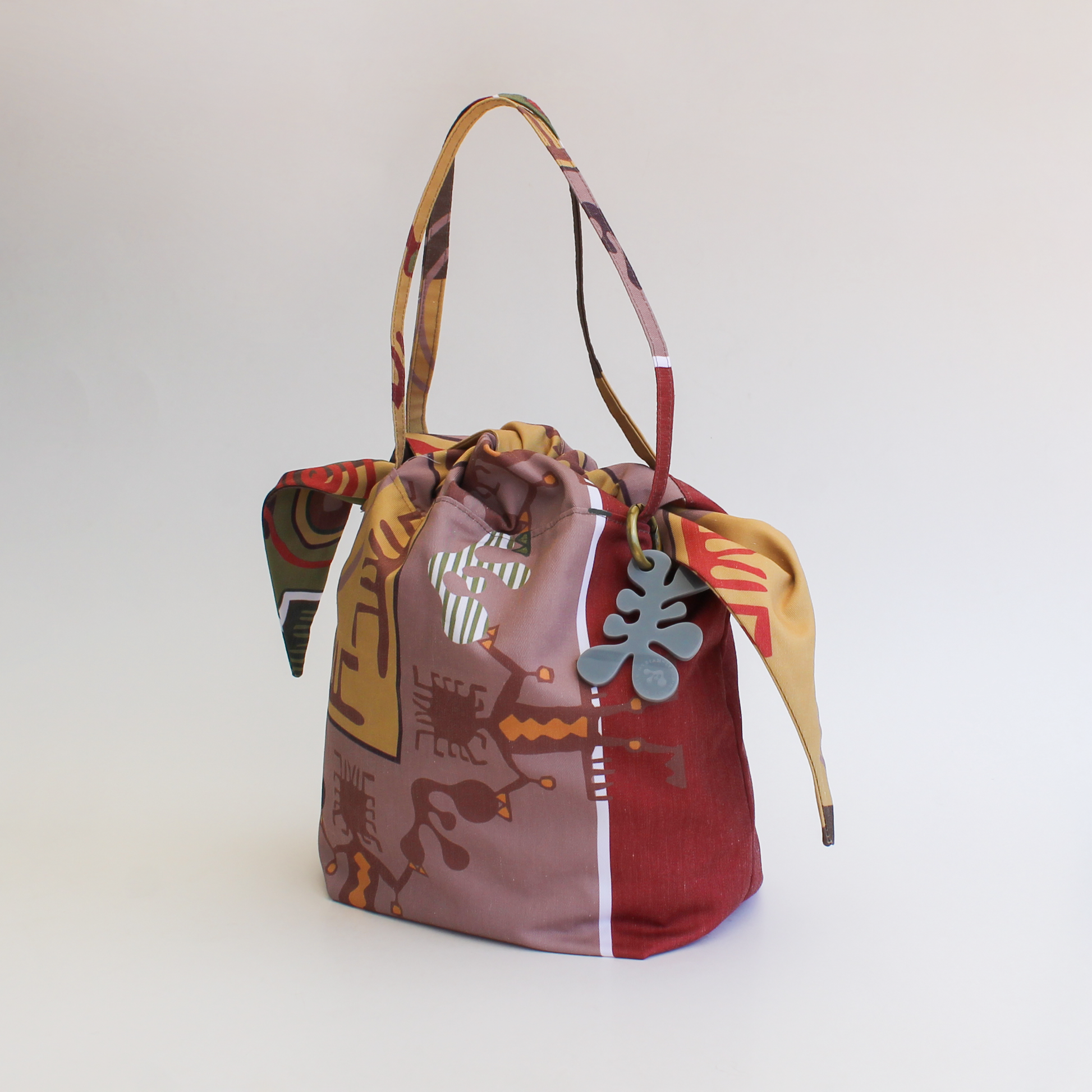 Práctico y liviano bolso de lona con diseño exclusivo de Myriam Lynch y cierre con amarras. Un regalo corporativo funcional, elegante y con identidad.
