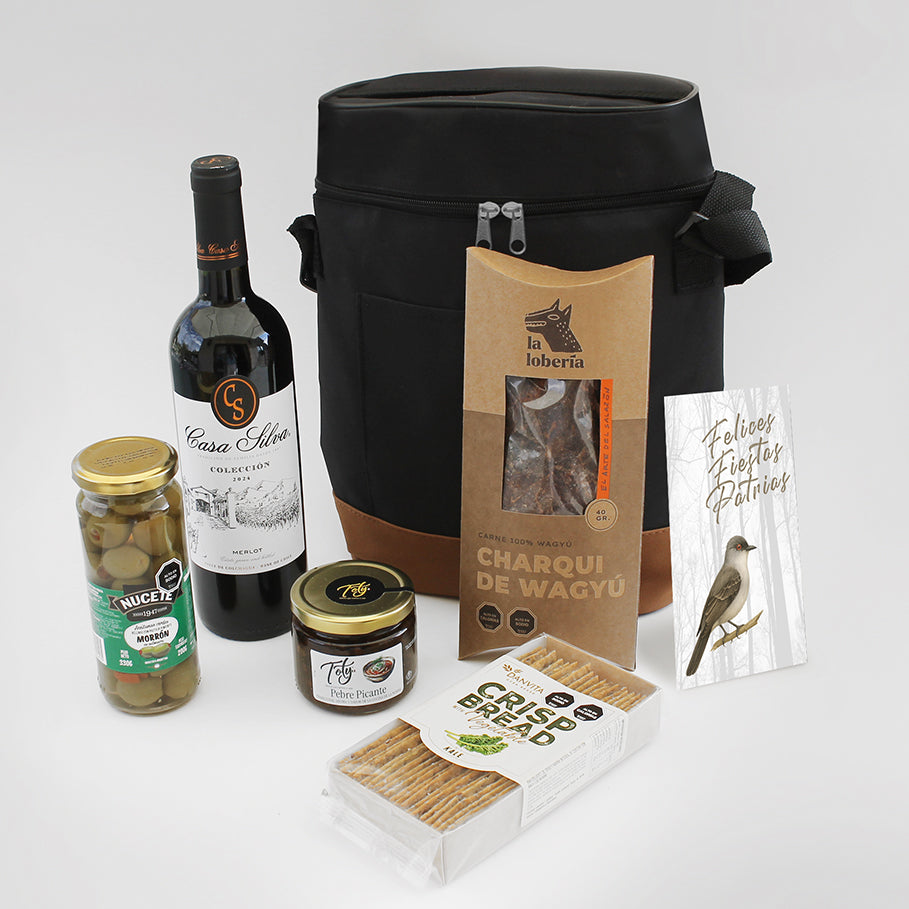 Bolso picnic con vino Casa Silva, charqui artesanal, pebre picante, aceitunas y galletas gourmet. Un regalo corporativo práctico y lleno de sabor para compartir.