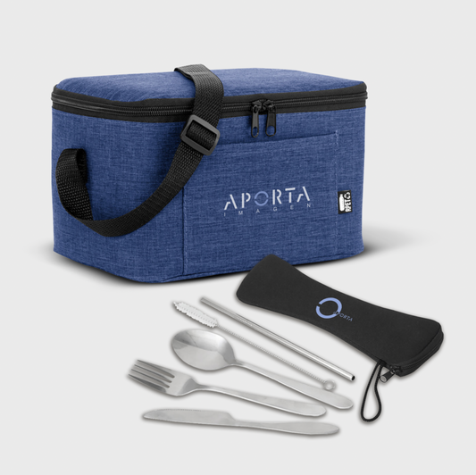 Eleva tu marca en el Día del Trabajador con este Set Gourmet Personalizable. Incluye Bolso Térmico de 6 litros y cubiertos de acero en estuche EVA. ¡Calidad y estilo! Cotiza tu pedido hoy.