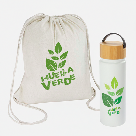 Botella térmica de acero inoxidable con tapa de bambú y bolsa ecológica tipo mochila. Personalizada con logo a todo color, ideal para regalos corporativos.