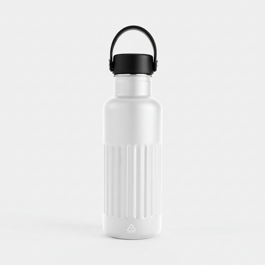 Diseñada para quienes no se detienen. Esta botella combina la máxima eficiencia térmica con un diseño pensado en la funcionalidad diaria. Su cuerpo texturado y el asa de silicona reforzada aseguran que siempre tengas un control total, incluso en movimiento. Eleva tu imagen corporativa con nuestros servicios de impresión o grabado.