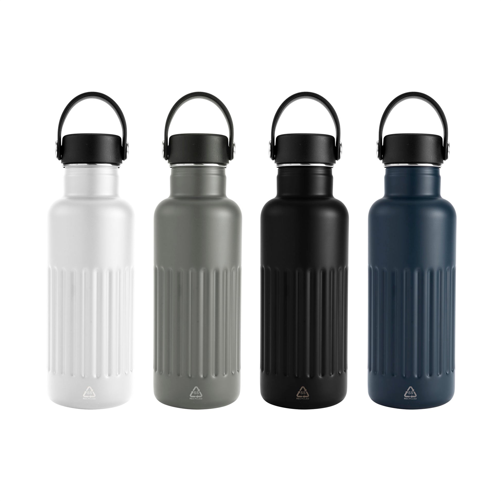Diseñada para quienes no se detienen. Esta botella combina la máxima eficiencia térmica con un diseño pensado en la funcionalidad diaria. Su cuerpo texturado y el asa de silicona reforzada aseguran que siempre tengas un control total, incluso en movimiento. Eleva tu imagen corporativa con nuestros servicios de impresión o grabado.