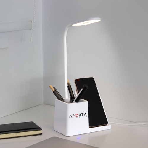 Lámpara de escritorio con cargador inalámbrico Qi 15W, 3 modos de luz y portabolígrafos. Cuello flexible, USB-C. Personalizable. Regalo corporativo. Mín. 50 uds.