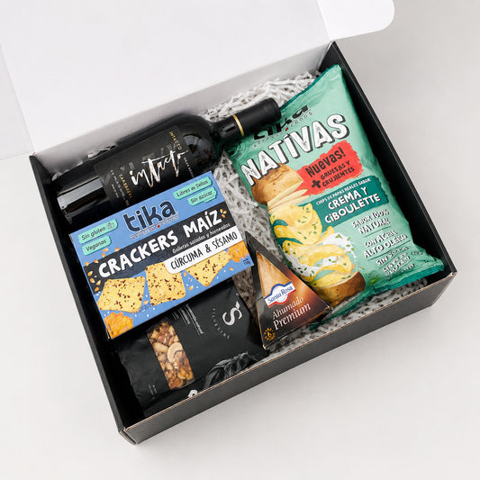 Sorprende en tus eventos con nuestra caja de aperitivo corporativa premium. Especial para Dia del Trabajador, Día del Padre o como reconocimiento. Incluye vino Gran Reserva, queso ahumado y snacks. 