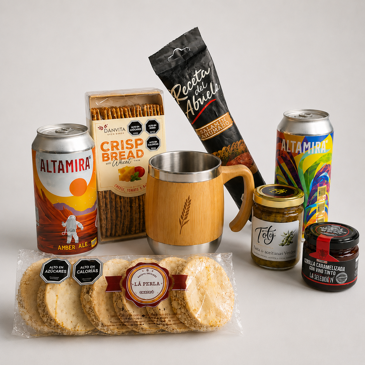 Exclusiva caja cervecera con jarro de bambú, cervezas artesanales, salame, snacks gourmet y productos chilenos. Ideal para regalos corporativos premium.