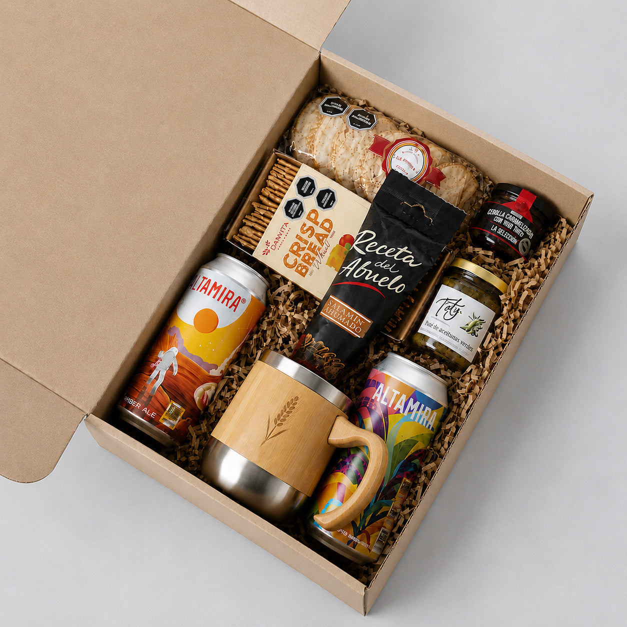 Exclusiva caja cervecera con jarro de bambú, cervezas artesanales, salame, snacks gourmet y productos chilenos. Ideal para regalos corporativos premium.