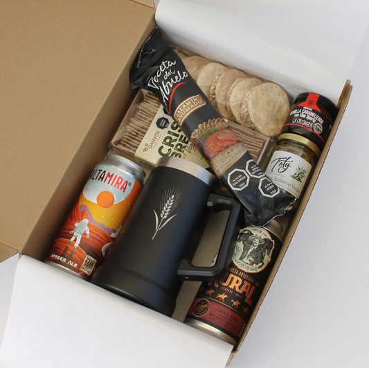 Exclusiva caja cervecera con jarro térmico, cervezas artesanales, salame, snacks gourmet y productos chilenos. Ideal para regalos corporativos premium.