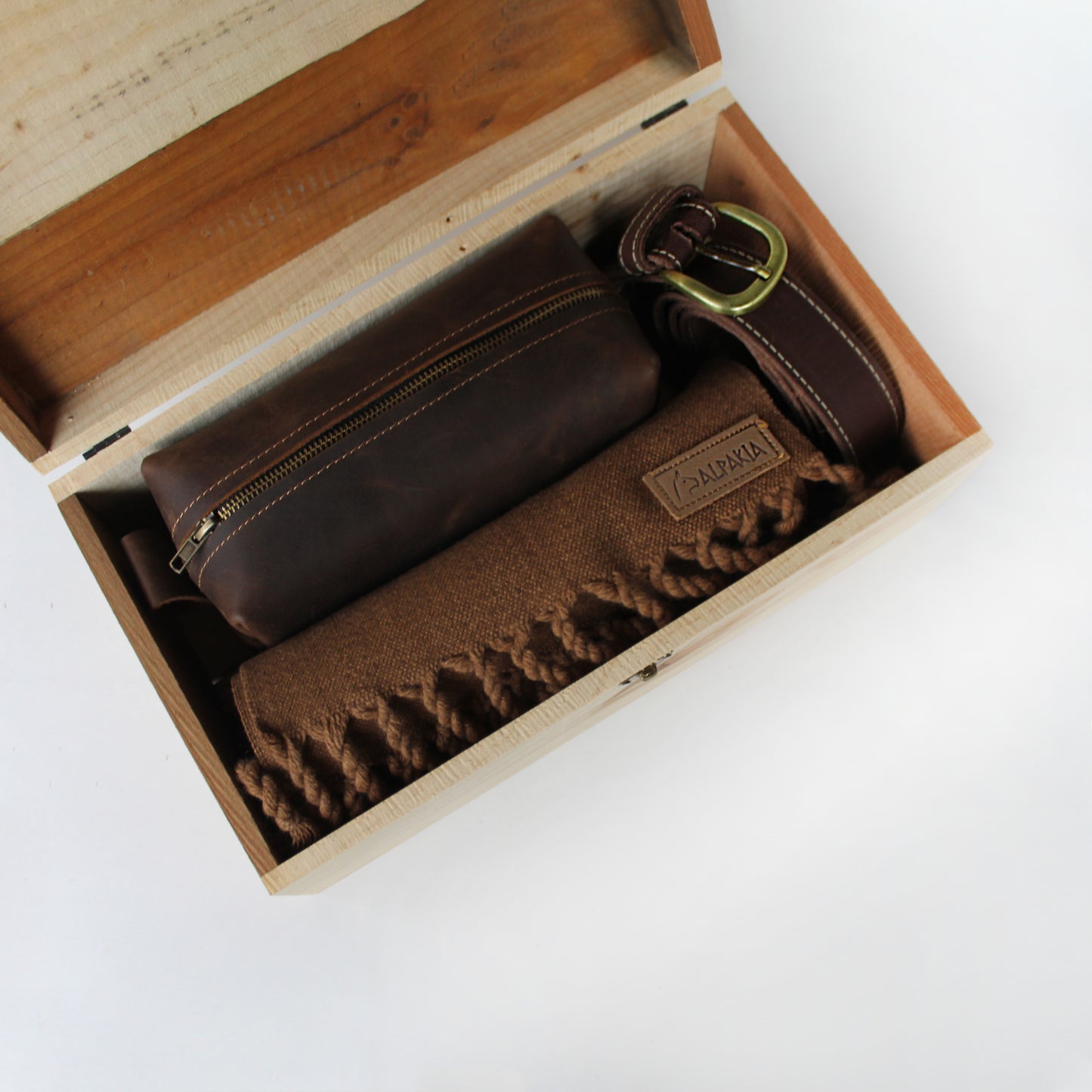 Caja de madera envejecida con accesorios de cuero premium. Regalo corporativo elegante y atemporal para quienes valoran la calidad.