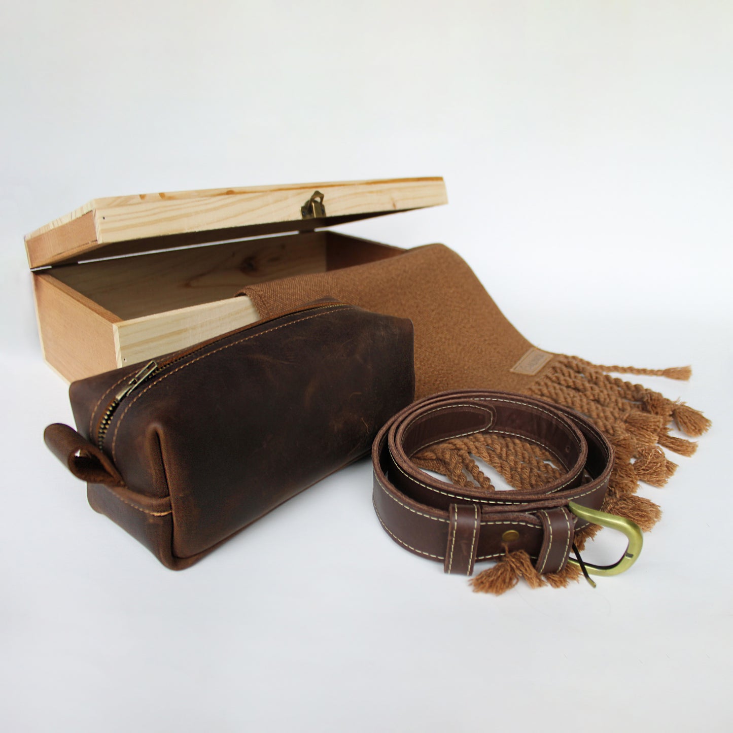 Caja de madera envejecida con accesorios de cuero premium. Regalo corporativo elegante y atemporal para quienes valoran la calidad.