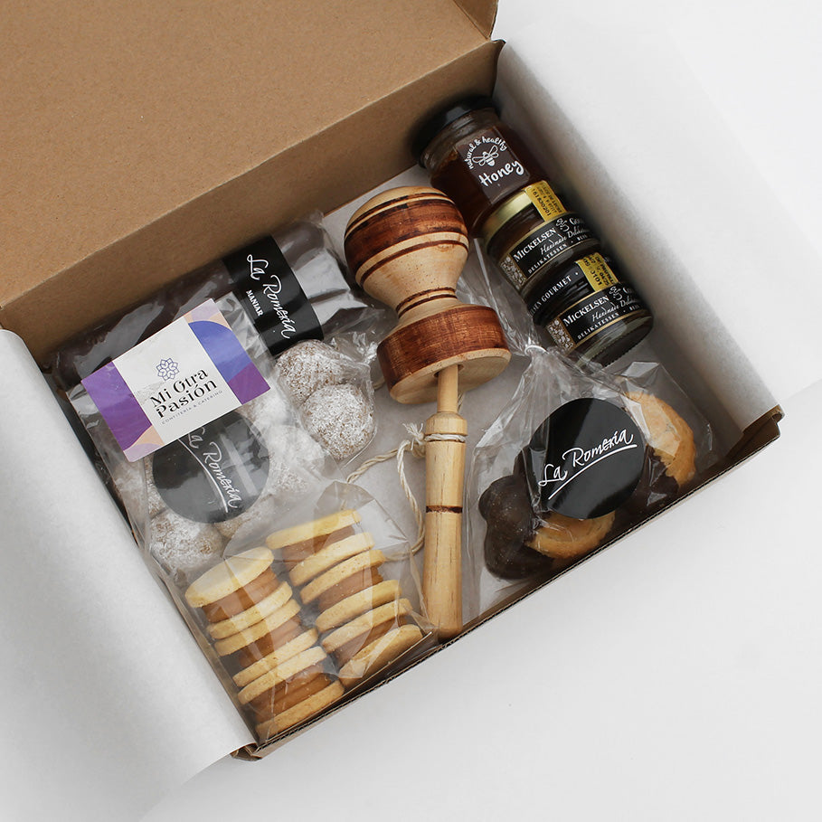 Caja con emboque de madera, alfajores, cocadas, cuchuflíes, palmeritas y sabores tradicionales chilenos. Un regalo corporativo que rescata la identidad y la diversión de nuestras tradiciones.
