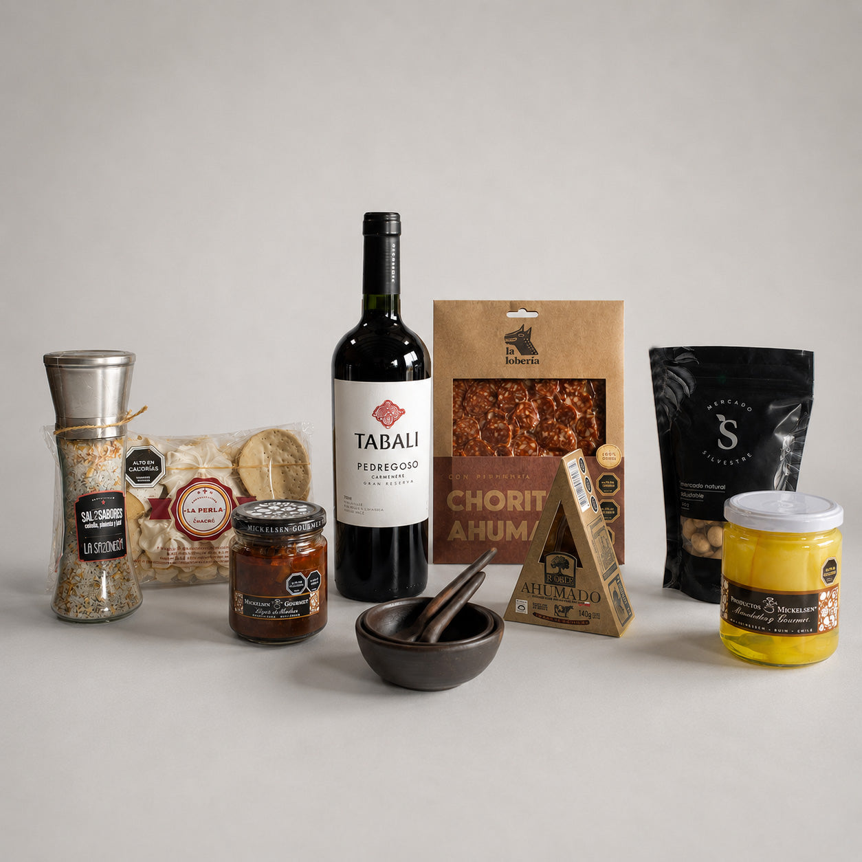Exclusiva caja gourmet con vino, quesos, charcutería, frutos secos y productos tradicionales chilenos. Un regalo corporativo premium con identidad local.