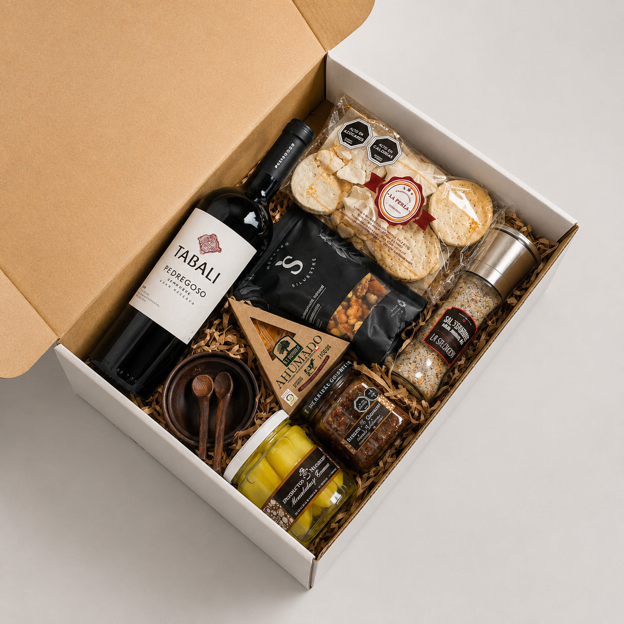 Exclusiva caja gourmet con vino, quesos, charcutería, frutos secos y productos tradicionales chilenos. Un regalo corporativo premium con identidad local.