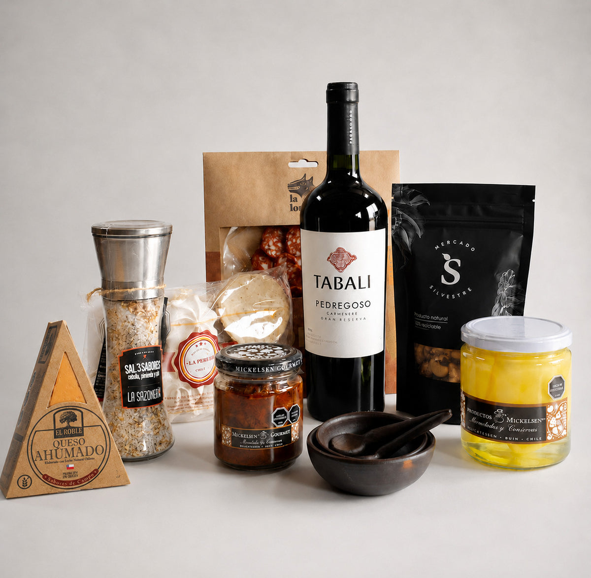 Exclusiva caja gourmet con vino, quesos, charcutería, frutos secos y productos tradicionales chilenos. Un regalo corporativo premium con identidad local.
