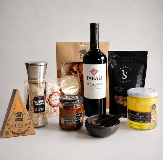 Exclusiva caja gourmet con vino, quesos, charcutería, frutos secos y productos tradicionales chilenos. Un regalo corporativo premium con identidad local.