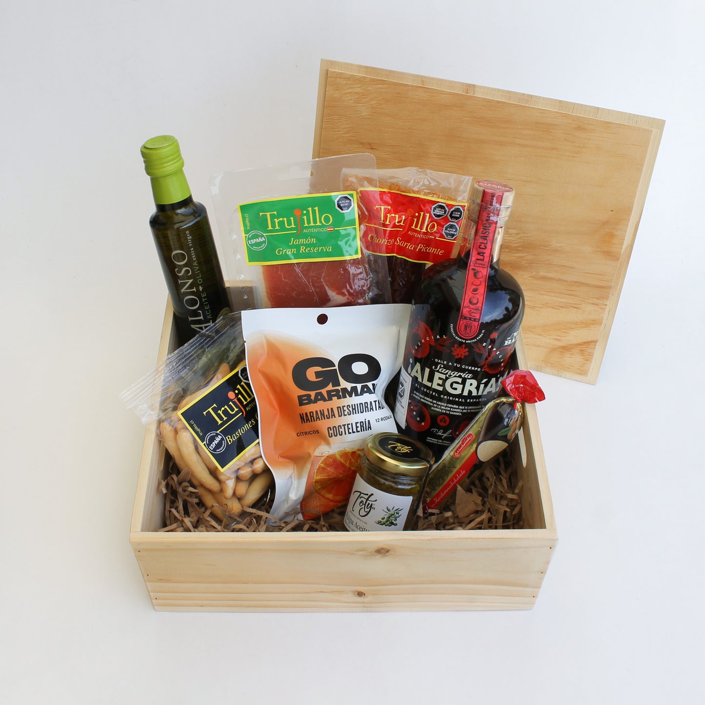 Exclusiva caja gourmet con sangría, jamón serrano, chorizo, aceite de oliva y delicatessen mediterráneas. Presentación premium con logo corporativo.