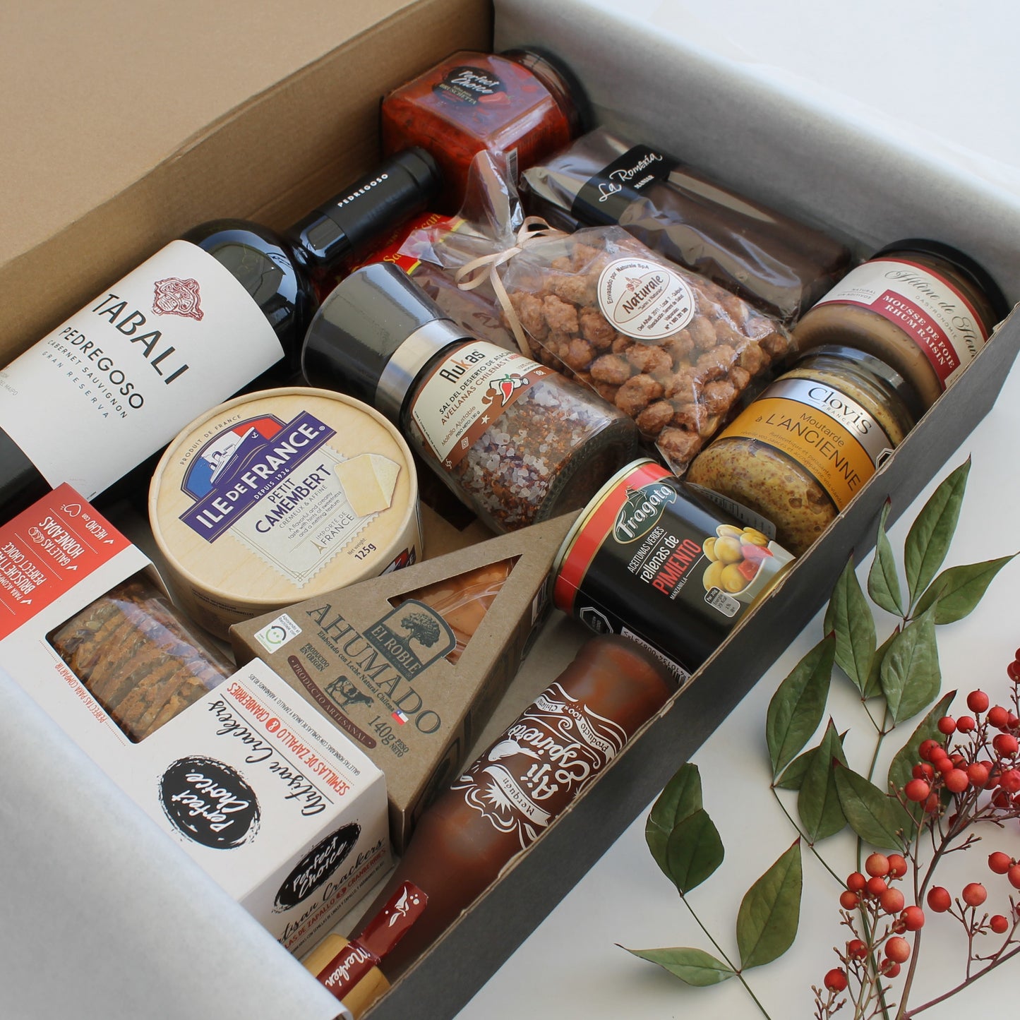 Exclusiva caja gourmet con vino Gran Reserva, quesos, charcutería, paté, productos gourmet y sabores chilenos. Un regalo corporativo que aporta imagen y distinción.