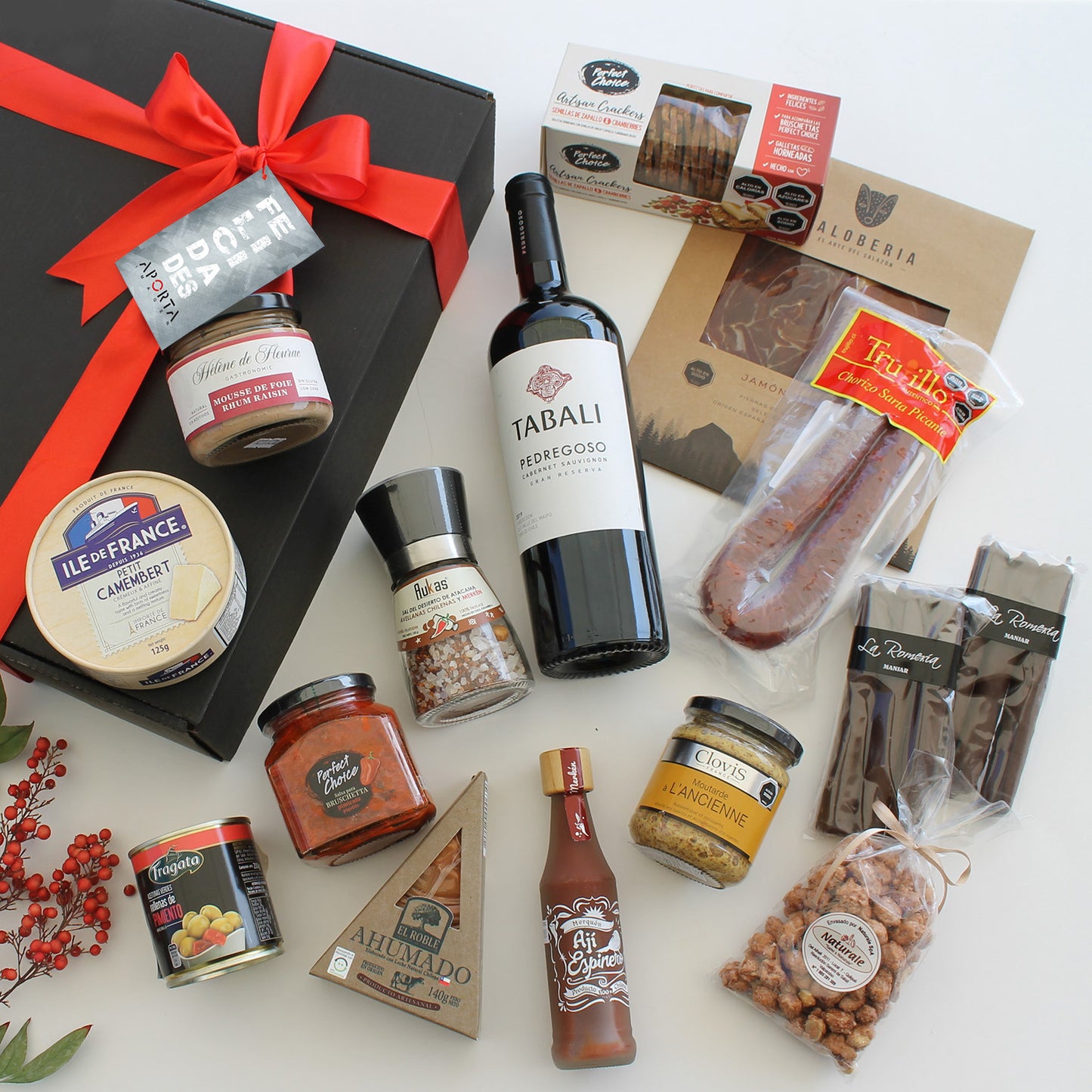 Exclusiva caja gourmet con vino Gran Reserva, quesos, charcutería, paté, productos gourmet y sabores chilenos. Un regalo corporativo que aporta imagen y distinción.