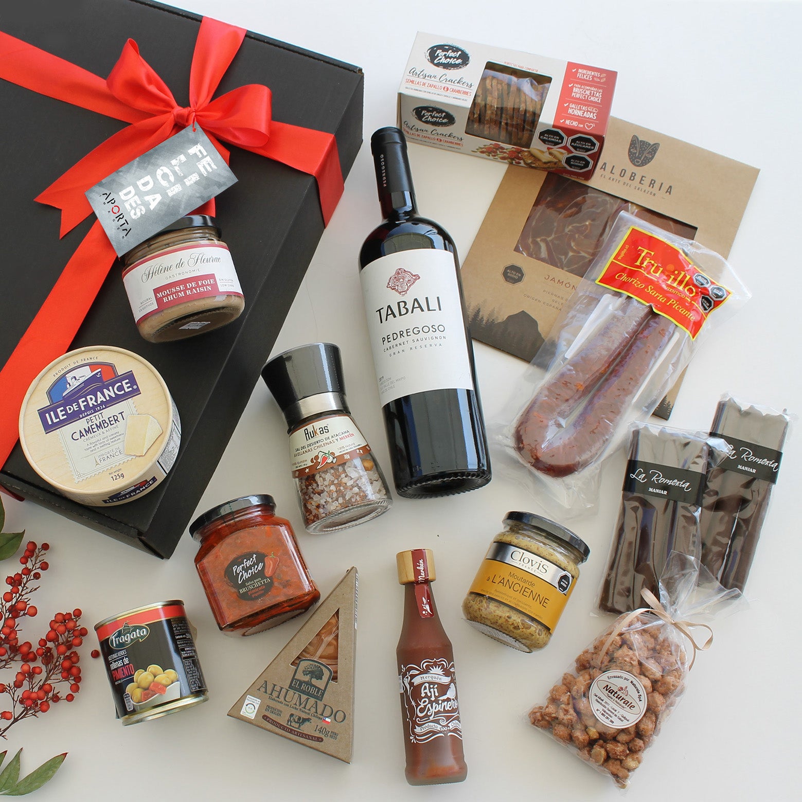 Exclusiva caja gourmet con vino Gran Reserva, quesos, charcutería, paté, productos gourmet y sabores chilenos. Un regalo corporativo que aporta imagen y distinción.