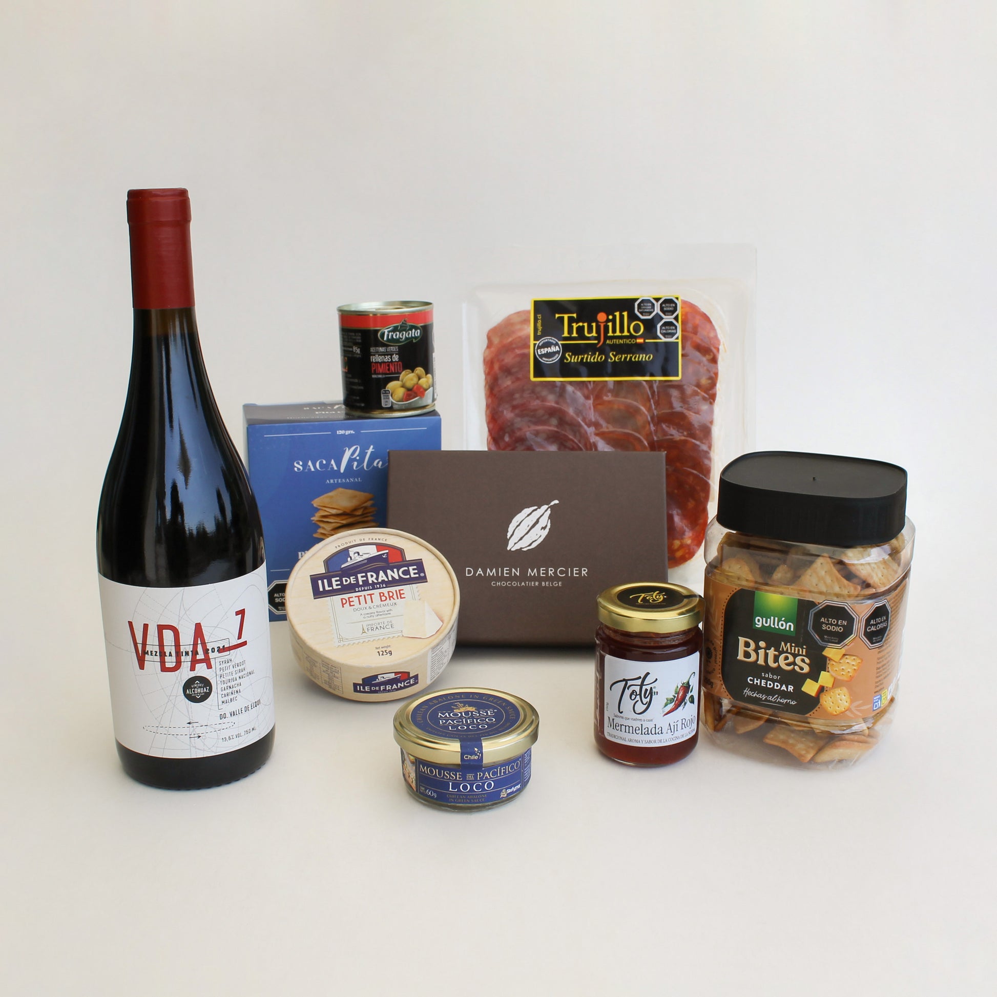 Exclusiva caja gourmet con vino VDA7, quesos, charcutería, aceitunas, productos gourmet y bombones. Un regalo corporativo premium con presentación personalizada.