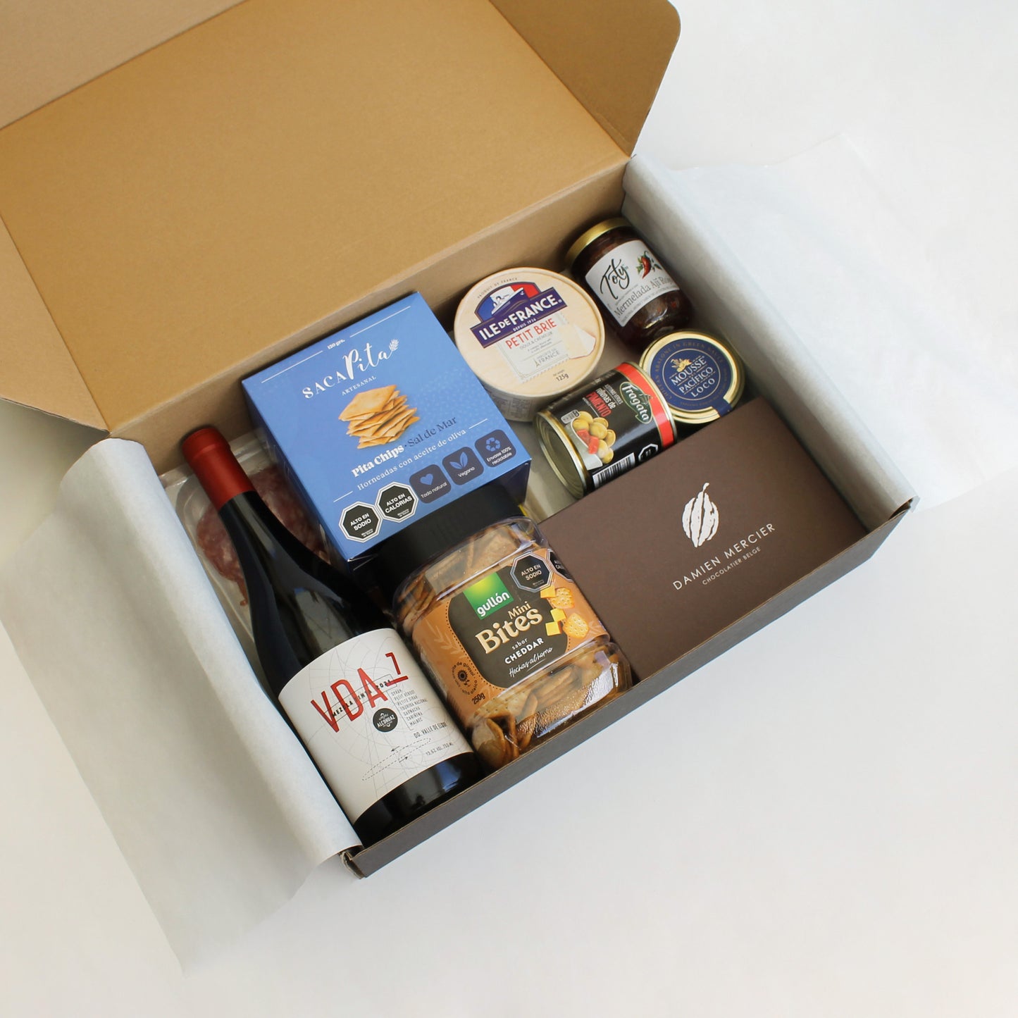 Exclusiva caja gourmet con vino VDA7, quesos, charcutería, aceitunas, productos gourmet y bombones. Un regalo corporativo premium con presentación personalizada.