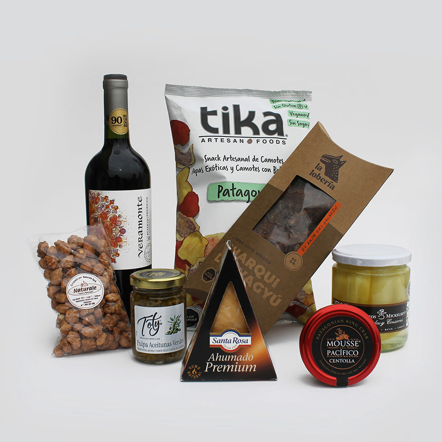 Exclusiva caja gourmet con vino orgánico, papayas, queso ahumado, charqui de Wagyu, mousse de centolla y productos artesanales. Un regalo corporativo que recorre los sabores de Chile.