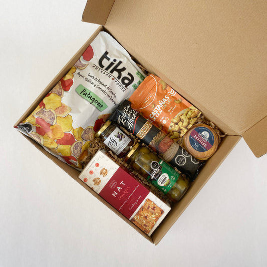 Caja de aperitivo gourmet Fusión Nativa. Deliciosa selección de marcas premium: Receta del Abuelo, Los Tilos y Nat Crackers listas para regalar a tus colaboradores. Presentado en una linda caja de cartón kraft, cinta y tarjeta de saluco corporativo.