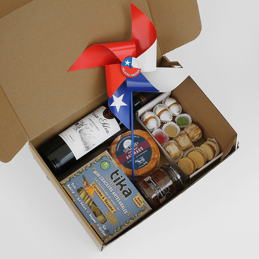 Caja gourmet con vino Casa Silva, queso ahumado, tapenade, crackers artesanales, dulces chilenos y remolino tricolor. Un regalo corporativo que celebra nuestras tradiciones y sabores.
