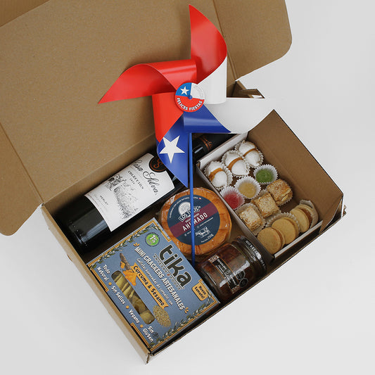 Caja gourmet con vino Casa Silva, queso ahumado, tapenade, crackers artesanales, dulces chilenos y remolino tricolor. Un regalo corporativo que celebra nuestras tradiciones y sabores.