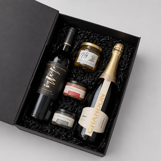 Caja gourmet con espumante Chandon Brut, vino Intacto Gran Reserva, aceitunas Toty y dúo gourmet Hélène de Fleurac. Un regalo corporativo premium para colaboradores y clientes.