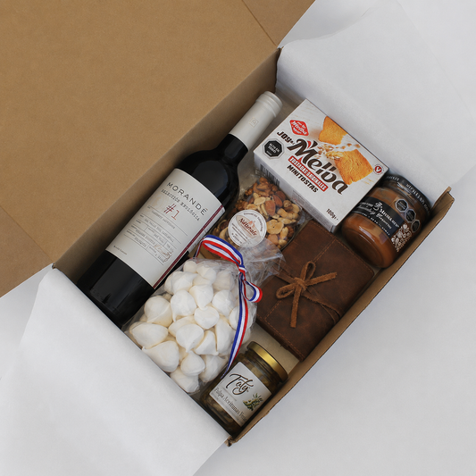 Caja gourmet con Vino Morandé Selección enológica #1, juego de naipes en estuche de cuero, dulces, frutos secos y productos gourmet. Un regalo corporativo ideal para compartir y disfrutar momentos memorables.