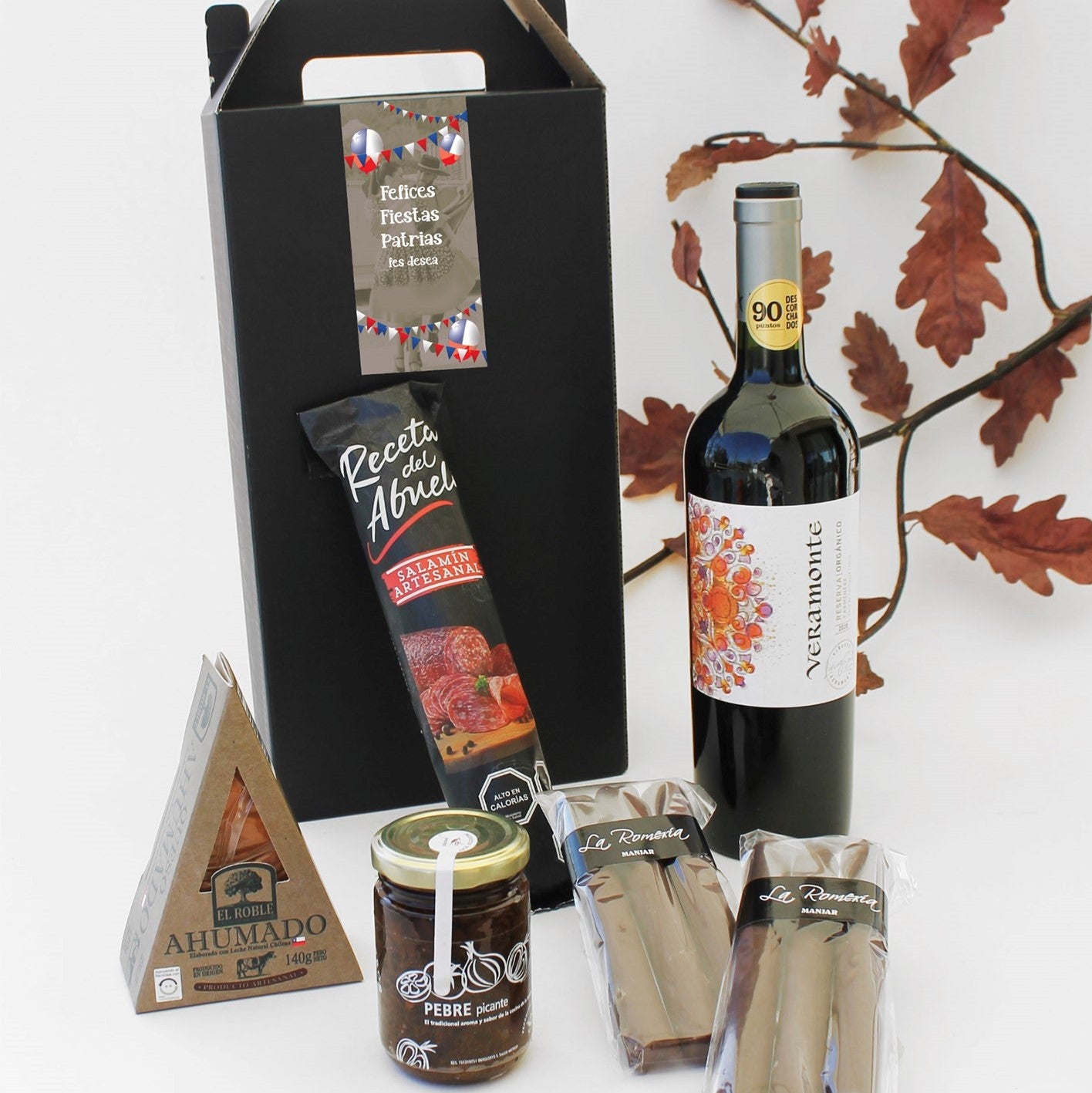 Caja gourmet con vino Veramonte Reserva Orgánico, queso ahumado, salamin artesanal, productos Toty y cuchuflíes bañados en chocolate. Un regalo corporativo con auténtico sabor chileno.